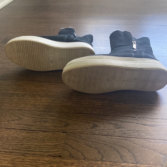 J Slides faux fur Booties Black in color in a size 6 - Picture 3 of 4